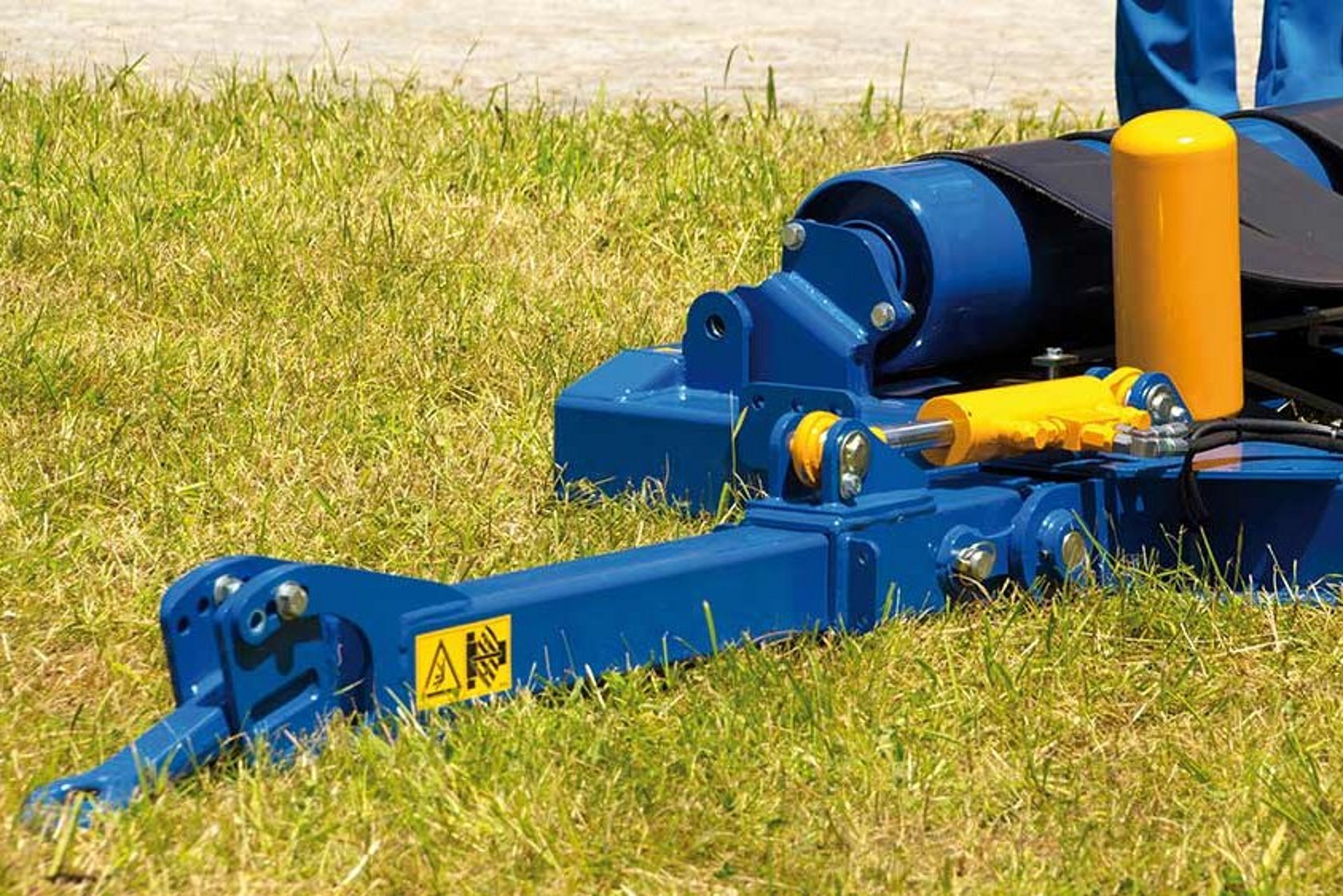 Door de hydraulisch verstelbare liftas en knikdissel kan de G3010 Farmer worden getrokken en in de wikkelpositie worden gebracht.