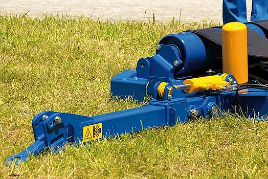 Grâce à l’essieu élévateur hydraulique, réglable et au timon articulé, le G3010 Farmer peut être tiré et placé en position d’enrubannage.