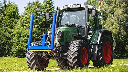 Die Transportarme der Rundballengabel können für den Straßentransport hochgestellt werden.