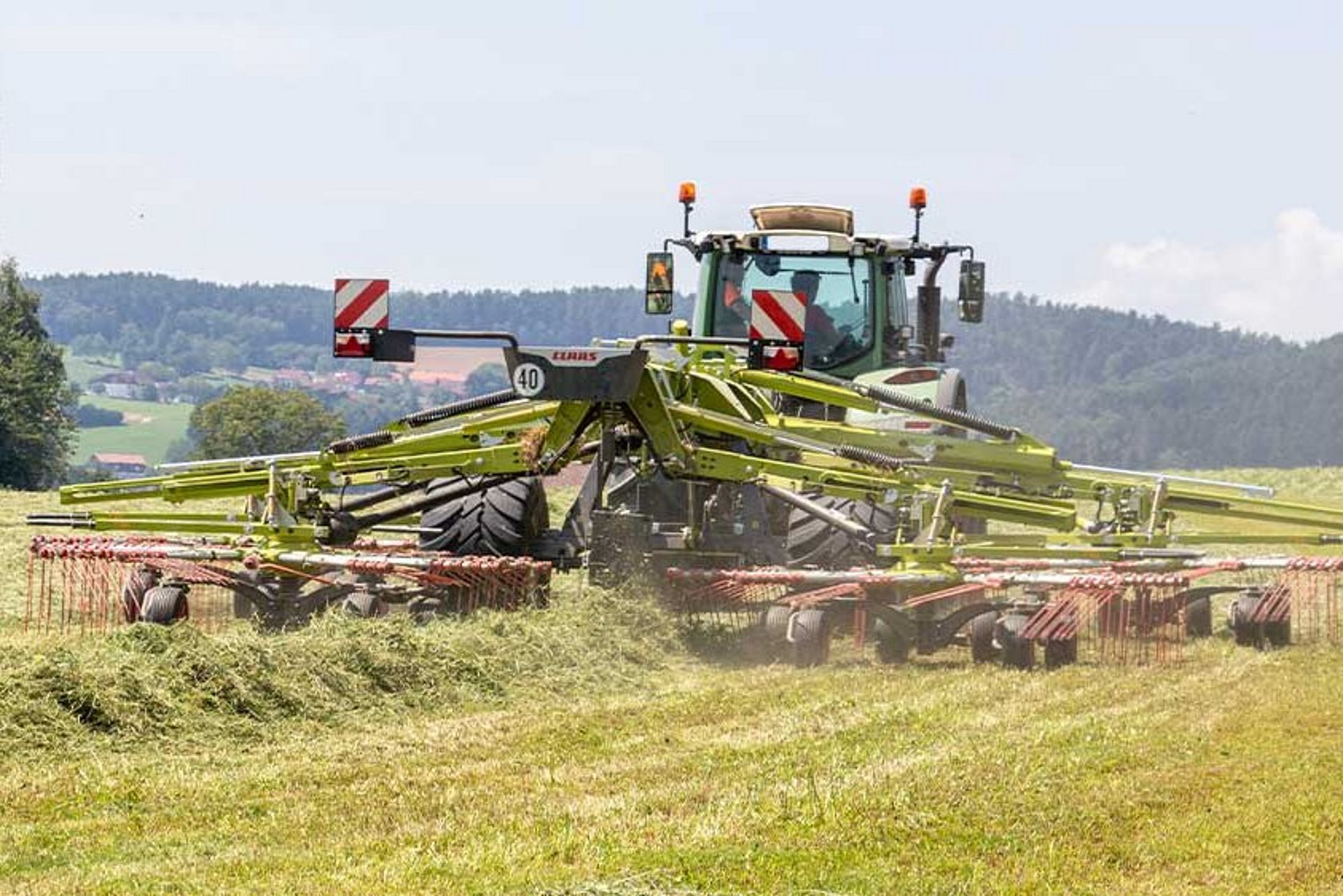Les andains sont préparés avec un andaineur à 4 rotors