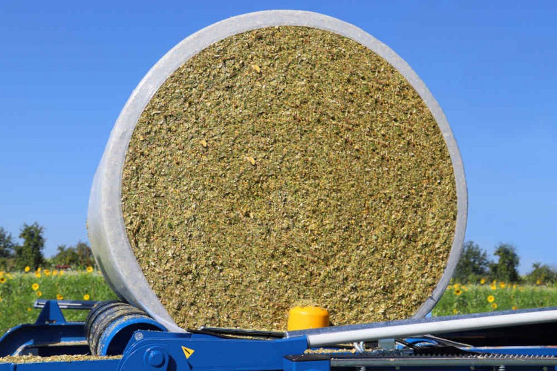 Es empfiehlt sich, die Rundballen auf der Stirnseite abzulegen, da hier die Verpackung am stärksten ist.