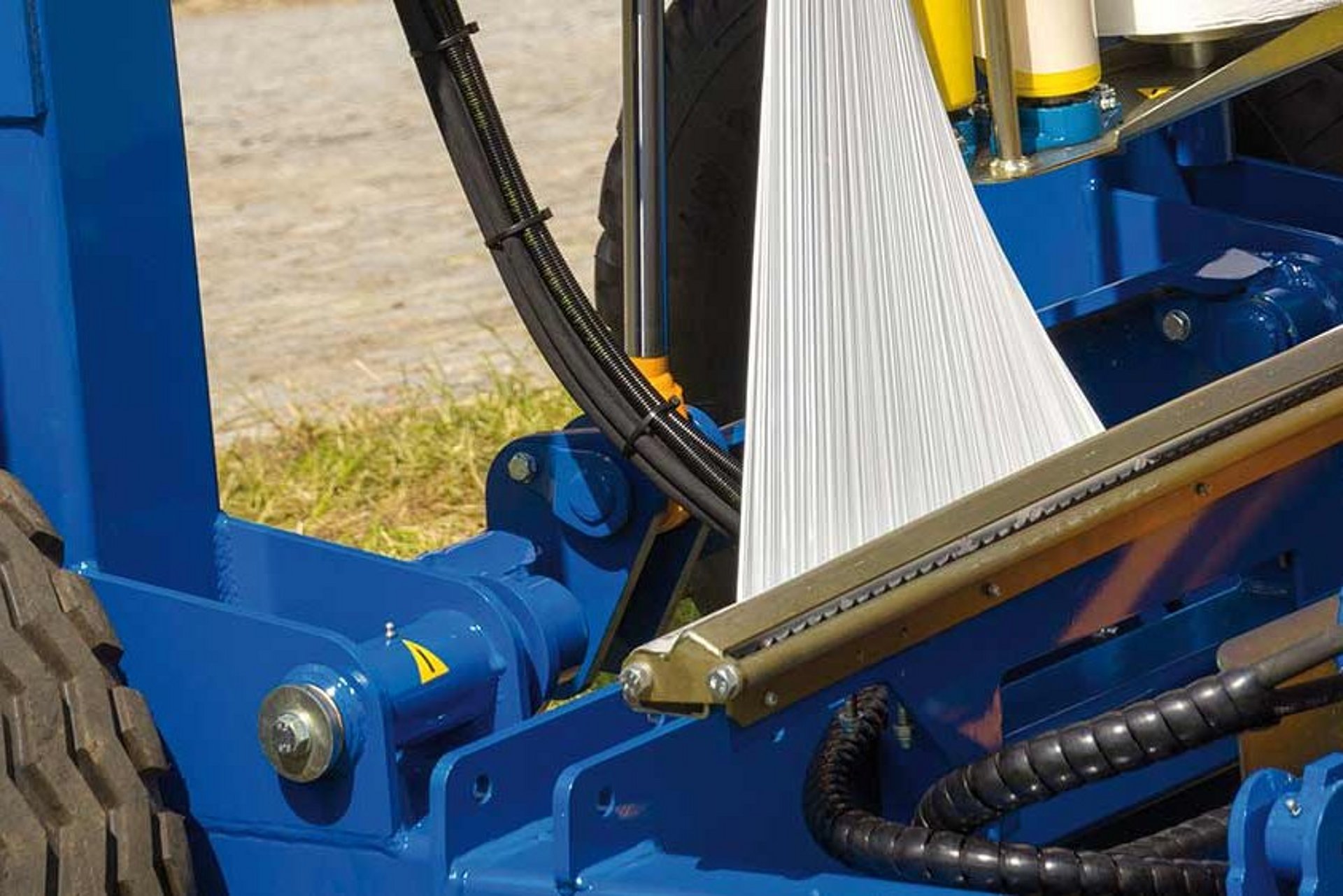 Le couteau à lame rabattable détache le film proprement.