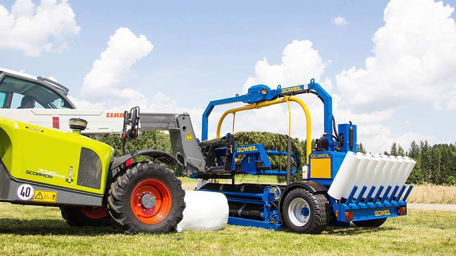 The square bale is loaded onto the wrapping table of the G4010 Q Profi.