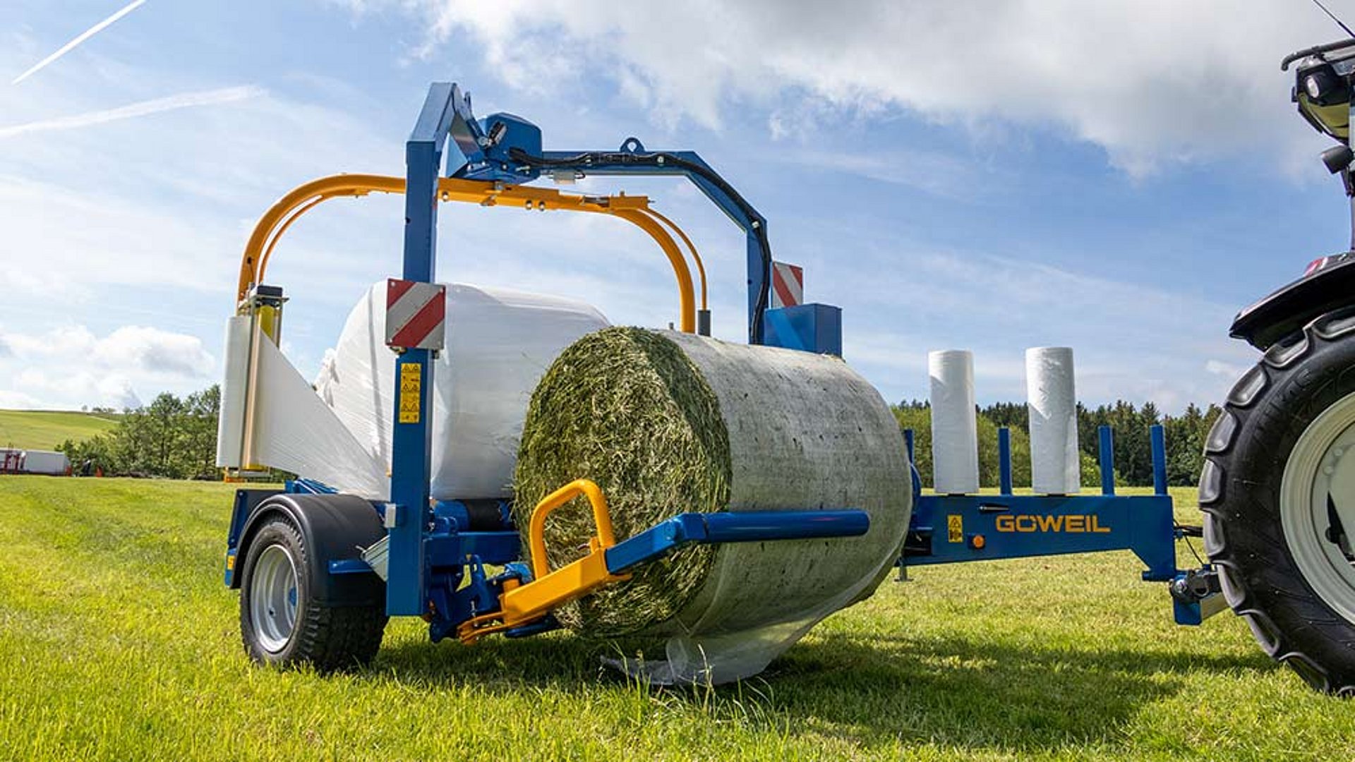 Als besonders praktisch erweist sich der Ballenaufnehmer auch beim Transport von zwei Ballen.