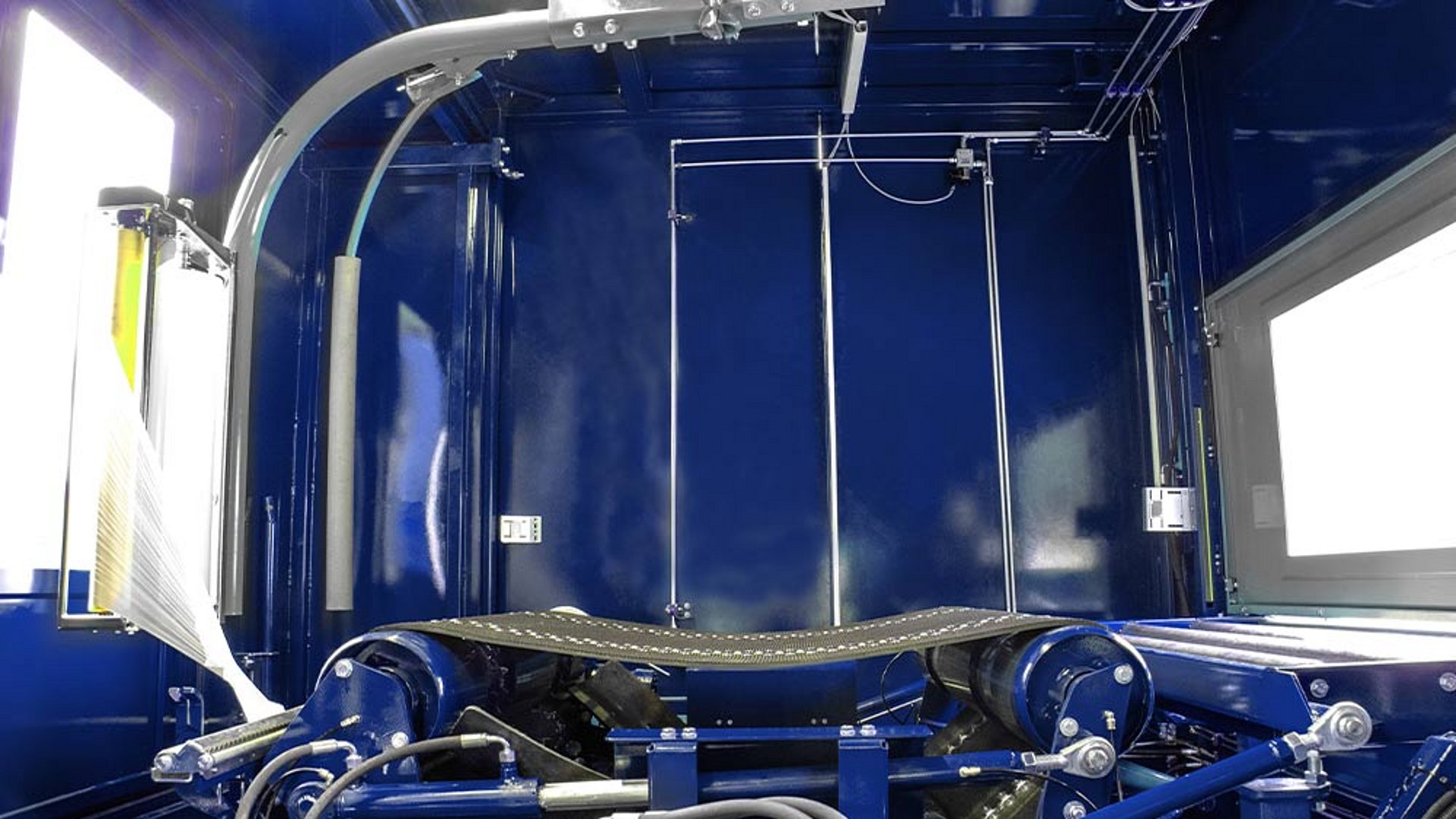 The changing table is equipped with a continuous bale conveyor belt.