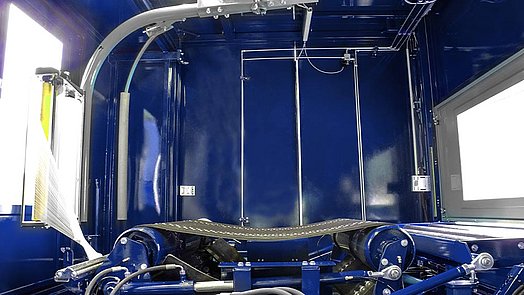 The changing table is equipped with a continuous bale conveyor belt.