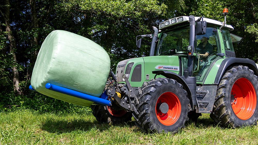 Die Rundballen-Transportgabel eignet sich für den schonenden Transport von gewickelten und ungewickelten Rundballen.