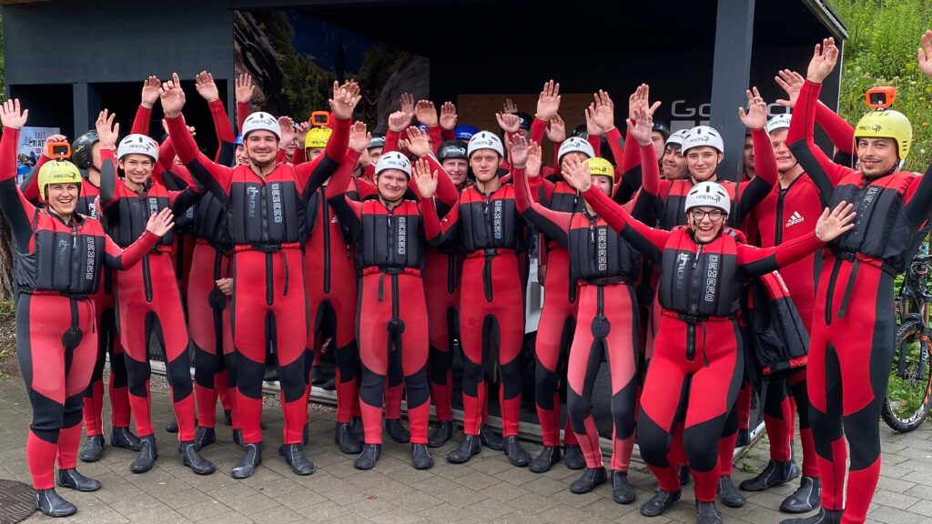 Aprendices de GÖWEIL practicando rafting