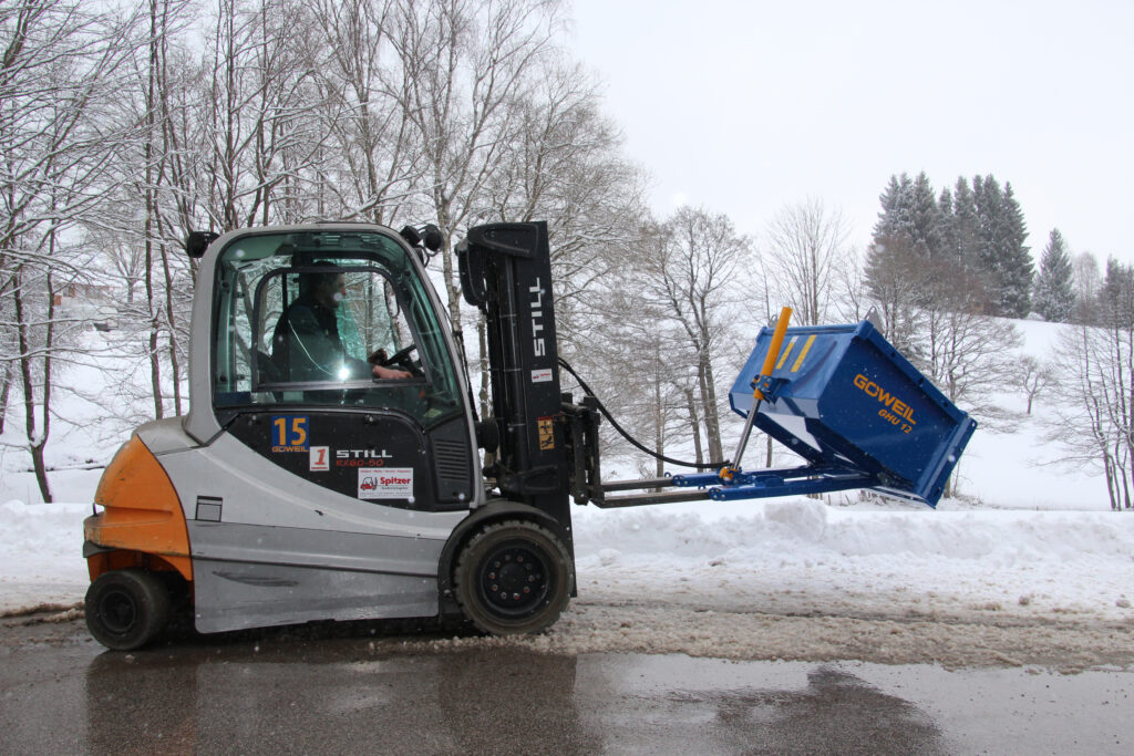 Mit der Hochkippschaufel von GÖWEIL können Geräte und Materialien mühelos transportiert werden.