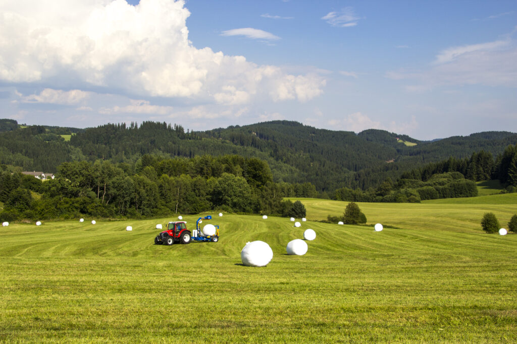 Die Ballen werden nach dem Pressen direkt am Feld gewickelt.