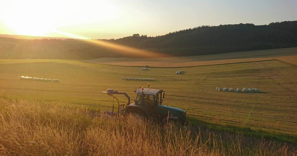 De G1015 van Göweil op het veld bij zonsondergang.