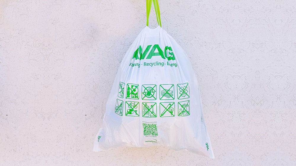 Auch Müllbeutel können aus dem Recyclingmaterial von Agrarstretchfolien produziert werden.