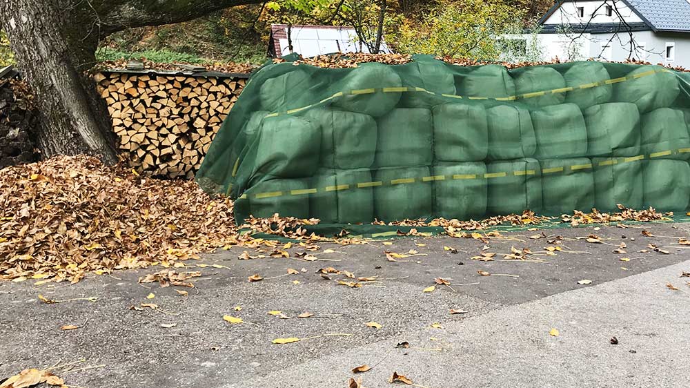 Rundballen sollten mit einem Netz abgedeckt werden.