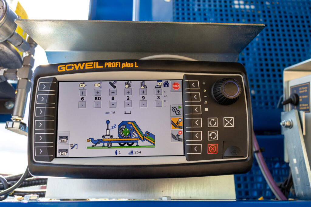 The PROFI plus handset from GÖWEIL allows for easy operation of the machine.
