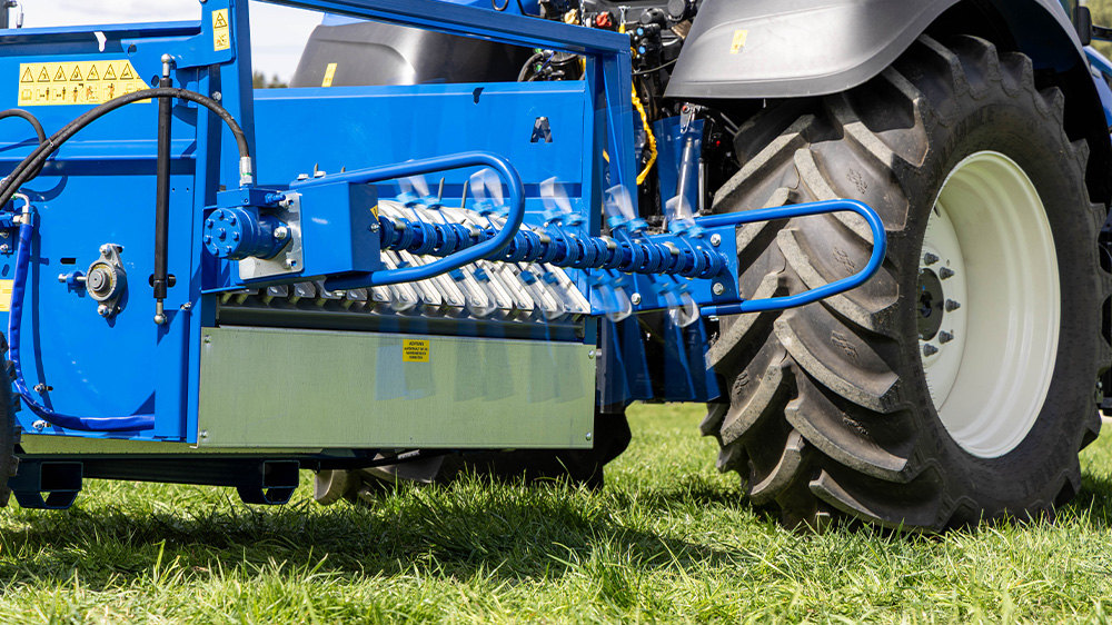 The spreader attachment makes it possible to distribute fodder across a distance of up to 6 meters.