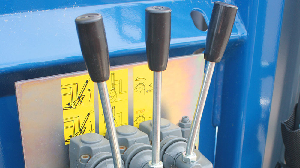 Manual control valve of the GÖWEIL RBA bale unroller
