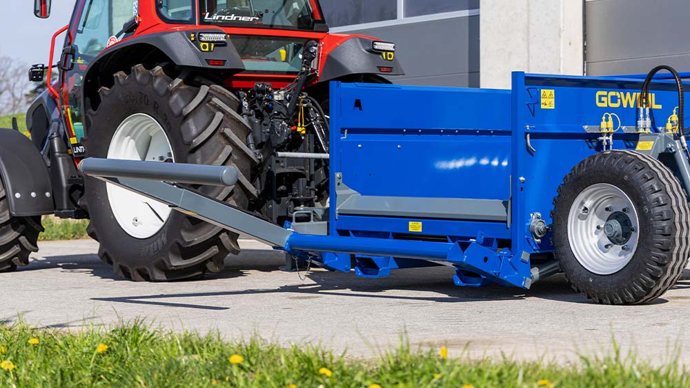 The hydraulic loading arm picks the bales up in a snap. This eliminates the need for an additional vehicle. Mounting the loading arm on the other side only requires a few simple steps.