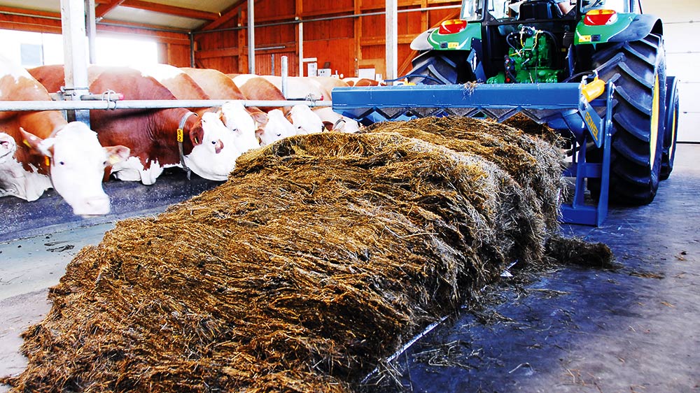 The serrated knife guarantees that the bale will be cut all the way through.