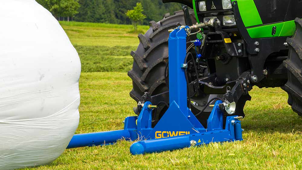 The machine is brought into position for picking up the bale.