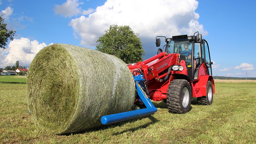 The BTGHY is equipped to handle both wrapped and unwrapped bales.
