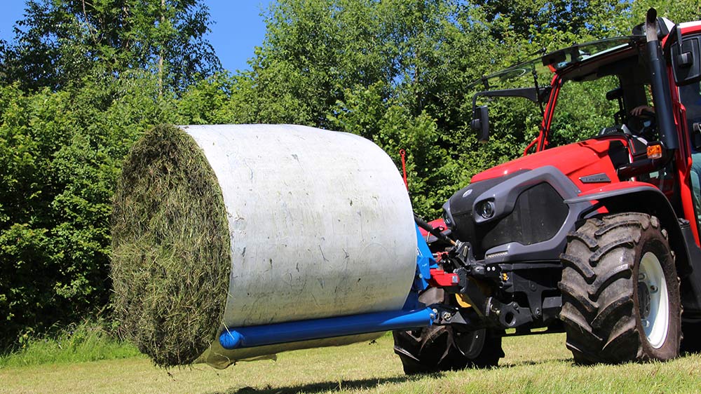 The round bale transport is an exceptional tool for transporting wrapped and unwrapped round bales in a particularly gentle manner.