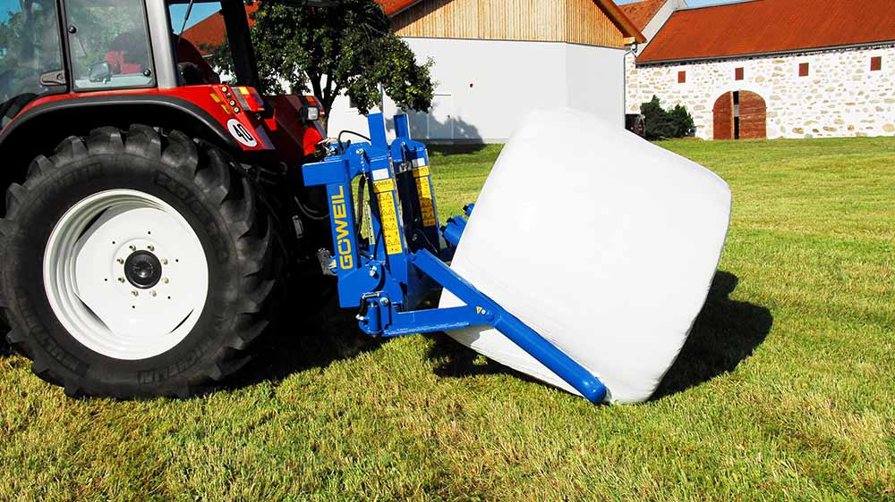 The double transport frame combined with 2 BTGHA round bale transport forks.