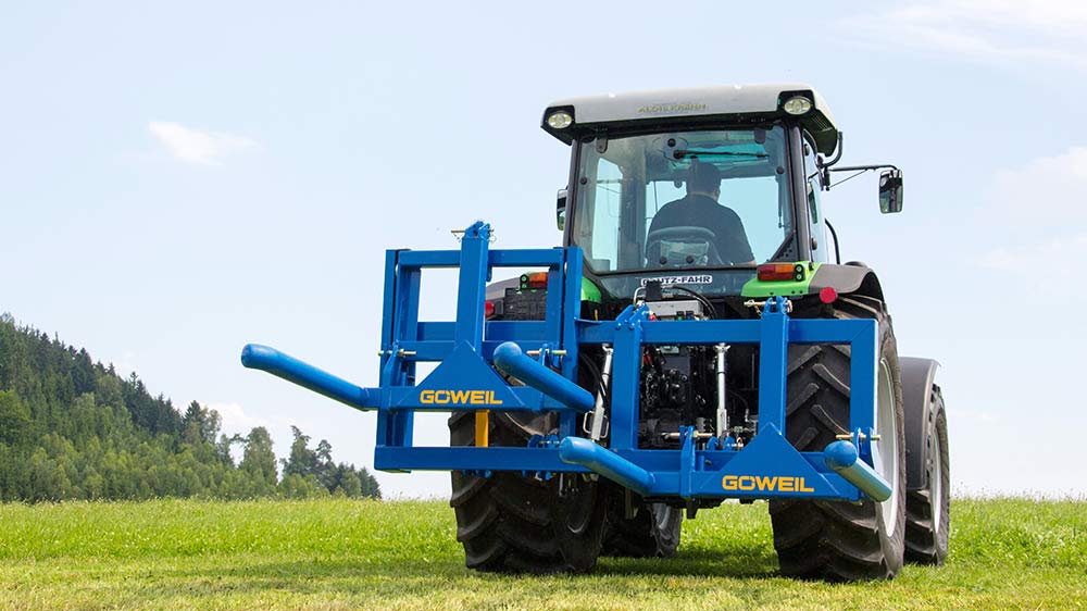 The double transport frame raised without a bale.