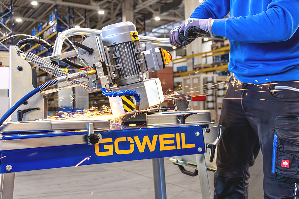 GÖWEIL MS100 knife grinder in use