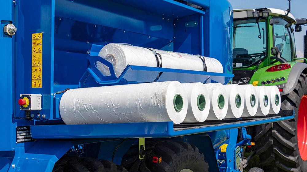 The closed, hydraulically folding film storage has space for 14 rolls of wrapping film plus 2 rolls of wide film or netting.