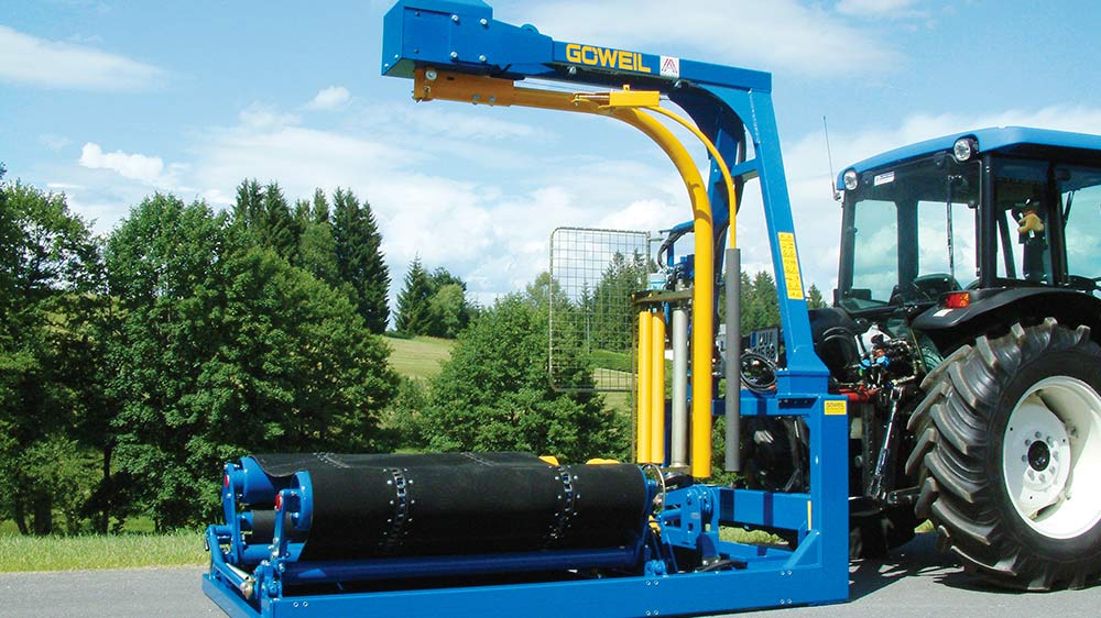 The continuous bale conveyor belt ensures uniform wrapping of each and every bale.