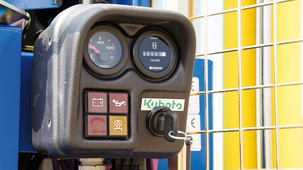 17.5 kW KUBOTA diesel engine with battery, generator, hours counter and electric starter as well as hydraulic system