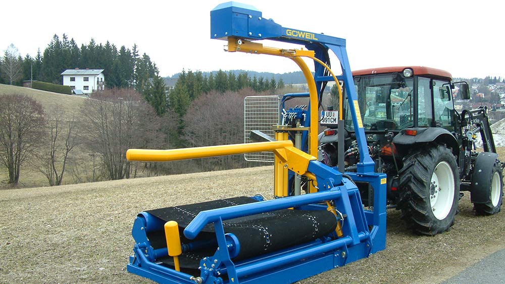 The G3010 Q is equipped with a hydraulic bale pick-up designed for square and round bales.