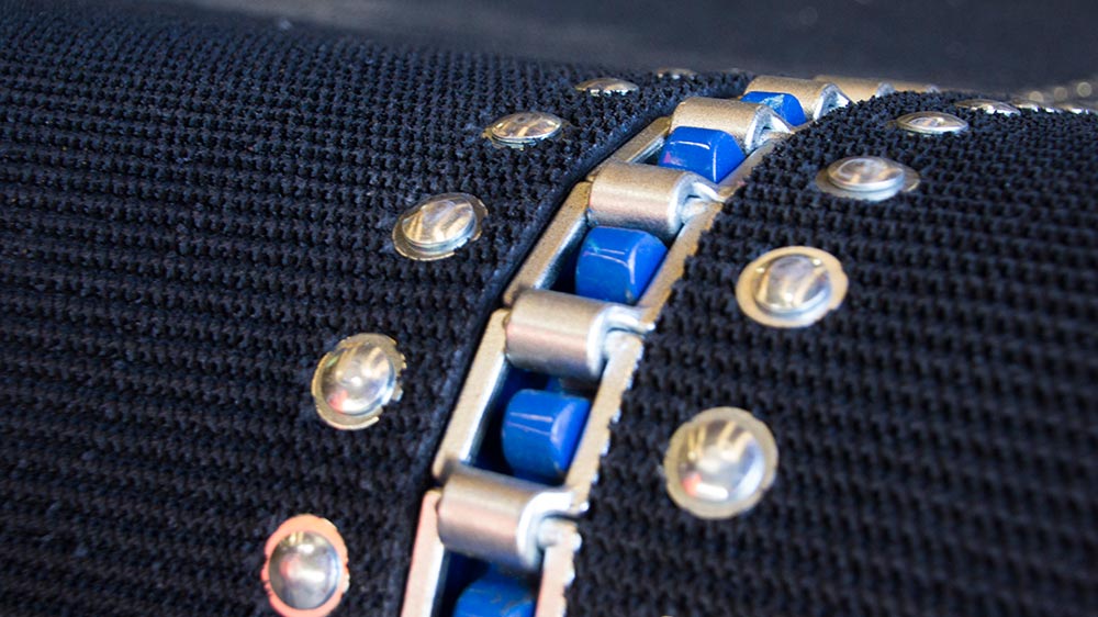 The continuous bale conveyor belt guarantees uniform wrapping of each and every bale.
