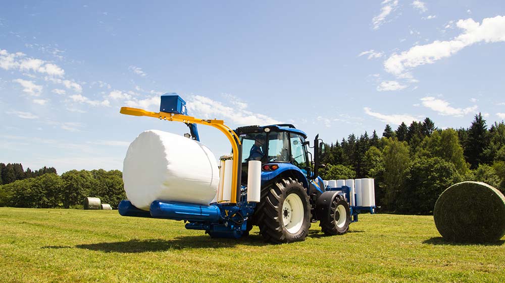 De G1015 wikkelmachine aan het werk op het veld.
