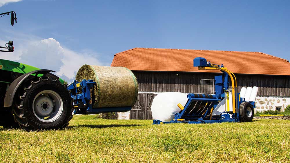 While the fully wrapped bale is being deposited with the press of a button, the next bale can already be moved up for wrapping.