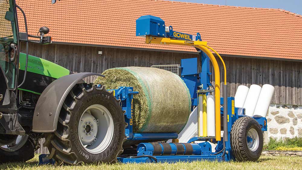 The machine can easily be loaded using a fork attached to the three-point linkage