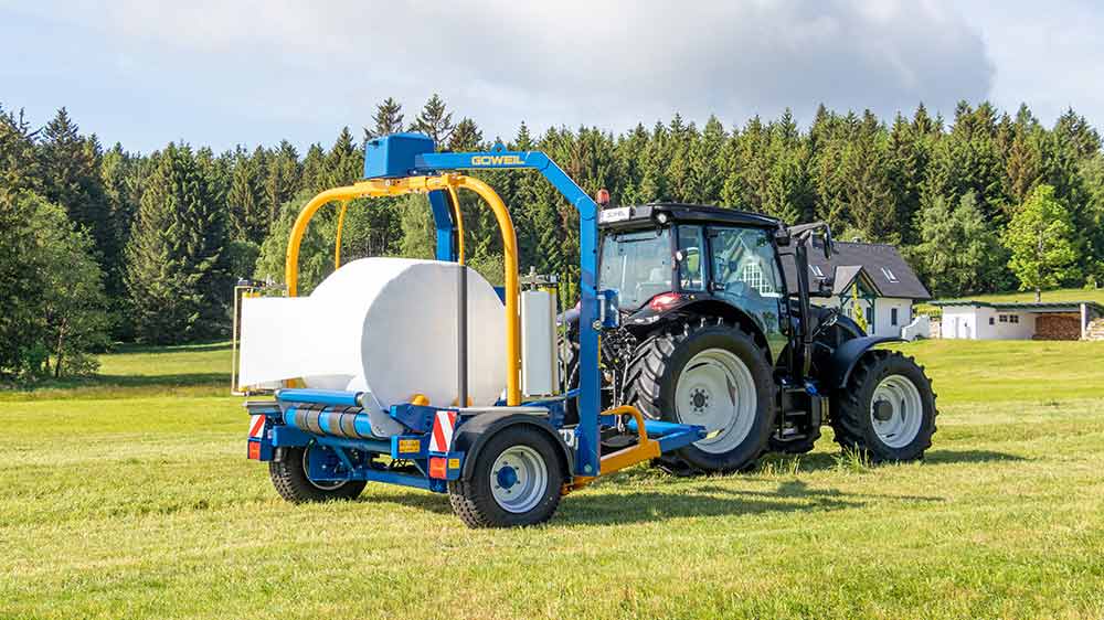 De G5020 wikkelmachine bij het wikkelen van een baal op het veld.