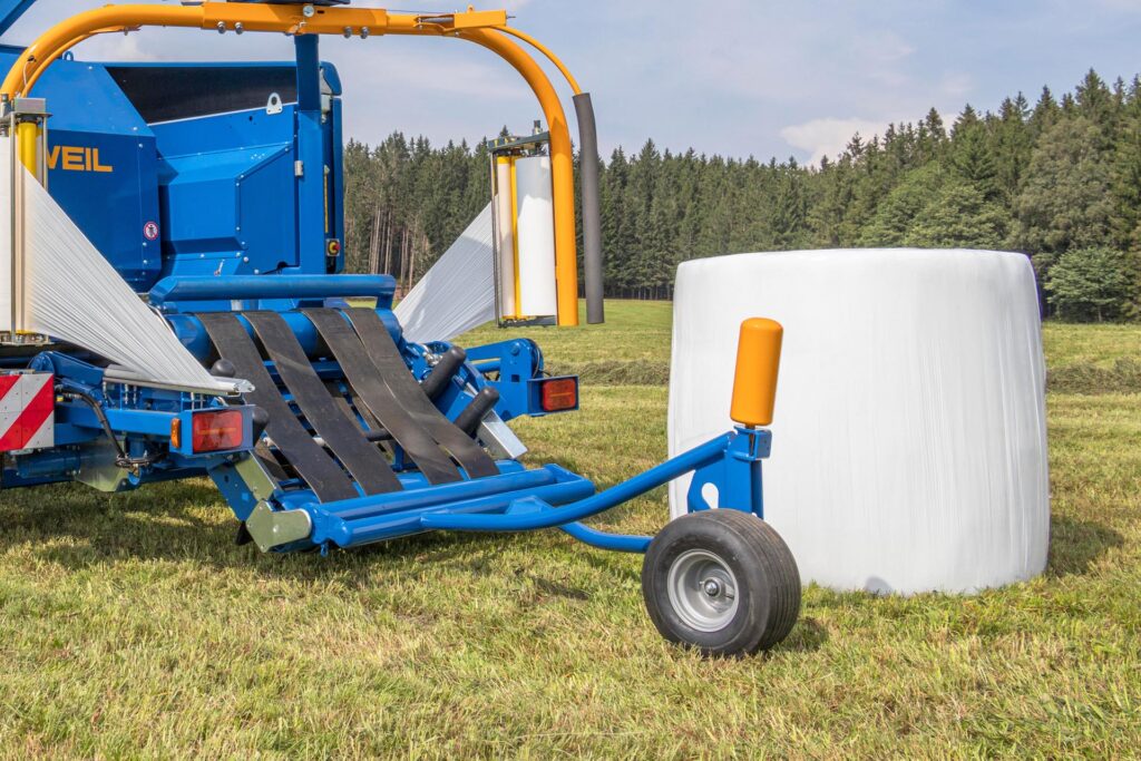 Bale tipper on the GÖWEIL G-1 F125