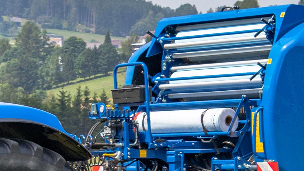 With the dual binding unit the finished bale is getting wrapped simultaneously in two nets or wide films.