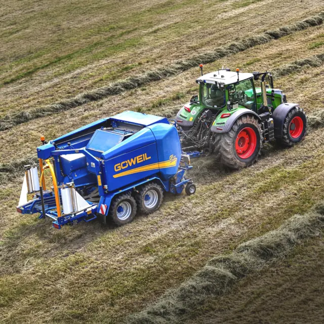 🇦🇹 Sämtliche Presswalzen sind mit stabilen und langlebigen 2-reihigen Pendelrollenlagern mit einem Durchmesser von 60 mm bestückt. Die beiden Antriebswalzen sind darüber hinaus mit 65 mm Lagern ausgestattet. 🤓
_____________________________________________

🇬🇧 All baler rollers are fitted with sturdy and durable double-row pendulum roller bearings with a diameter of 60 mm. Additionally, the two drive rollers are equipped with 65 mm bearings. 🤓
_____________________________________________

🇫🇷 Tous les rouleaux de pressage sont équipés de roulements à rotule à 2 rangs stables et solides d’un diamètre de 60 mm. Les deux rouleaux d’entraînement sont en sus équipés de paliers de 65 mm. 🤓

#ifarmitmyway #göweil #goeweil #goweil #balesilage #roundbales #silage #landtechnik #landtechnikimeinsatz #G1F125Kombi #agrar #fendt