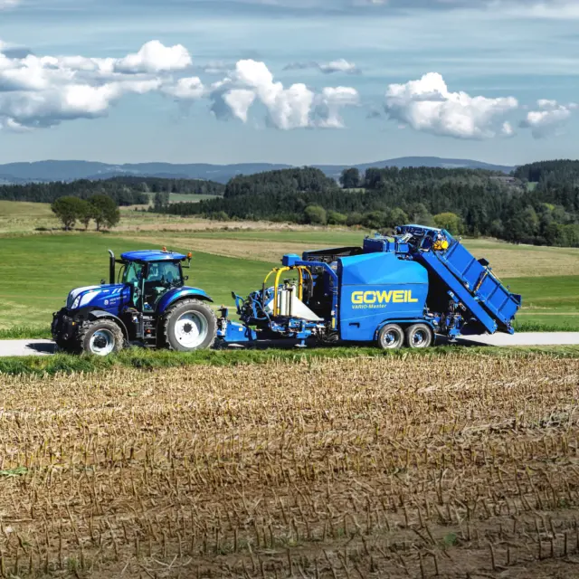 🇦🇹 Kraftvoll unterwegs mit der Vario-Master. Bereit für den nächsten Einsatz und gemacht für echte Leistung. 🚜💨
_____________________________________________

🇬🇧 Powering through with the Vario-Master. Ready for the next job and built for real performance. 🚜💨
_____________________________________________

🇫🇷 En pleine action avec le Vario-Master. Prêt pour la prochaine intervention et conçu pour des performances exceptionnelles. 🚜💨

#ifarmitmyway #göweil #goeweil #goweil #balesilage #roundbales #silage #balewrapping #landtechnik #landtechnikimeinsatz #LTMaster #newholland #agrar #agrartechnik #agriculture #landwirtschaft