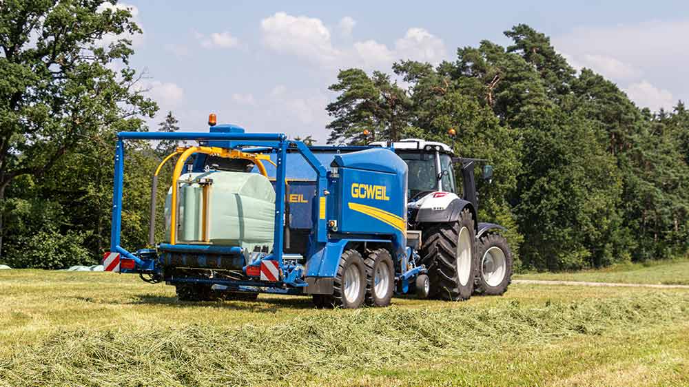 Die G-1 F125 Kombi beim Einwickeln des Ballens