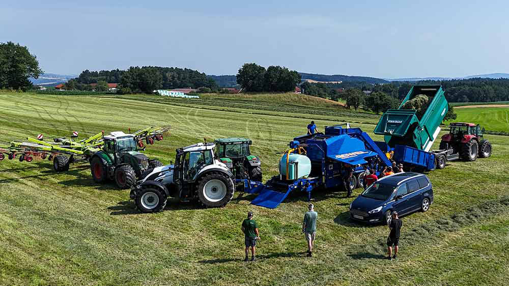 VARIO-Master V140 podczas prasowania bel na polu